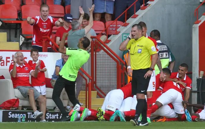 גיא לוזון, מאמן צ'רלטון חוגג שער