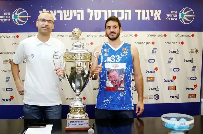 אפיק ניסים לצד יונתן שמריז עם גביע המדינה