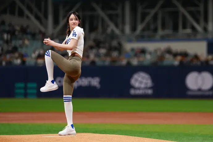 השחקנית הקוריאנית גיאון ג'ונג-סון מגישה במשחק בייסבול
