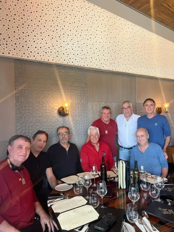 משמאל: איתן בודניוק, עודד בלוש, ירון בראון, דובלה  רמלר, ססי אביצור. עומדים: אבי קאופמן, אבי פרידמן ועודד מכנס