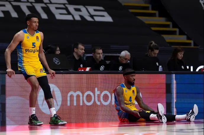 שחקן מכבי תל אביב לורנזו בראון עם ווייד בולדווין