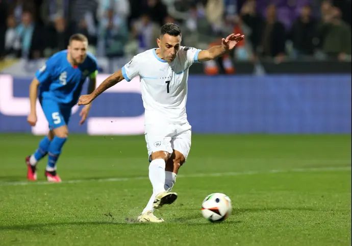 שחקן נבחרת ישראל, ערן זהבי, בועט פנדל נגד איסלנד