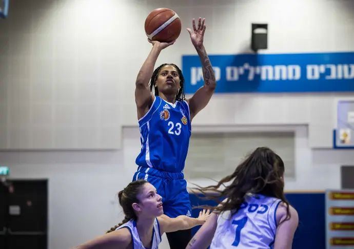 שחקנית מכבי רמת גן קאנישה בל