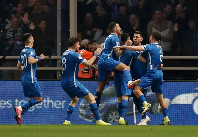 שחקני נבחרת יוון חוגגים