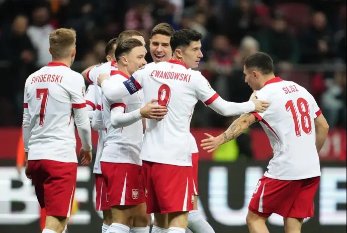 שחקני נבחרת פולין חוגגים, רוברט לבנדובסקי במרכז