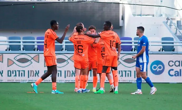 שחקני בני יהודה חוגגים עם אלירן עטר