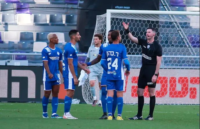 גבע רפאל שופט כדורגל מול שחקני הפועל עפולה