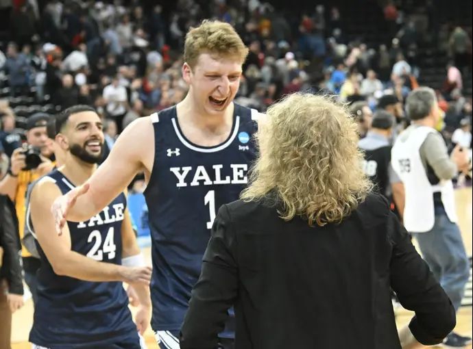 שחקן מכללת ייל דני וולף