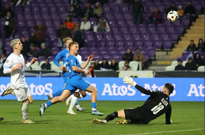 אלברט גודמונדסון שחקן נבחרת איסלנד כובש לרשת נבחרת ישראל