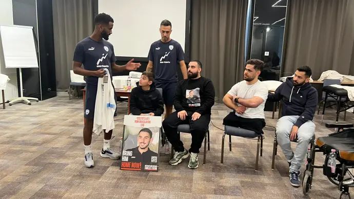 אלי דסה, ערן זהבי שחקני נבחרת ישראל עם אחיו של החטוף רון ברסלבסקי ועם אמיתי ארגמן שנפצע קשה בקרבות בעזה