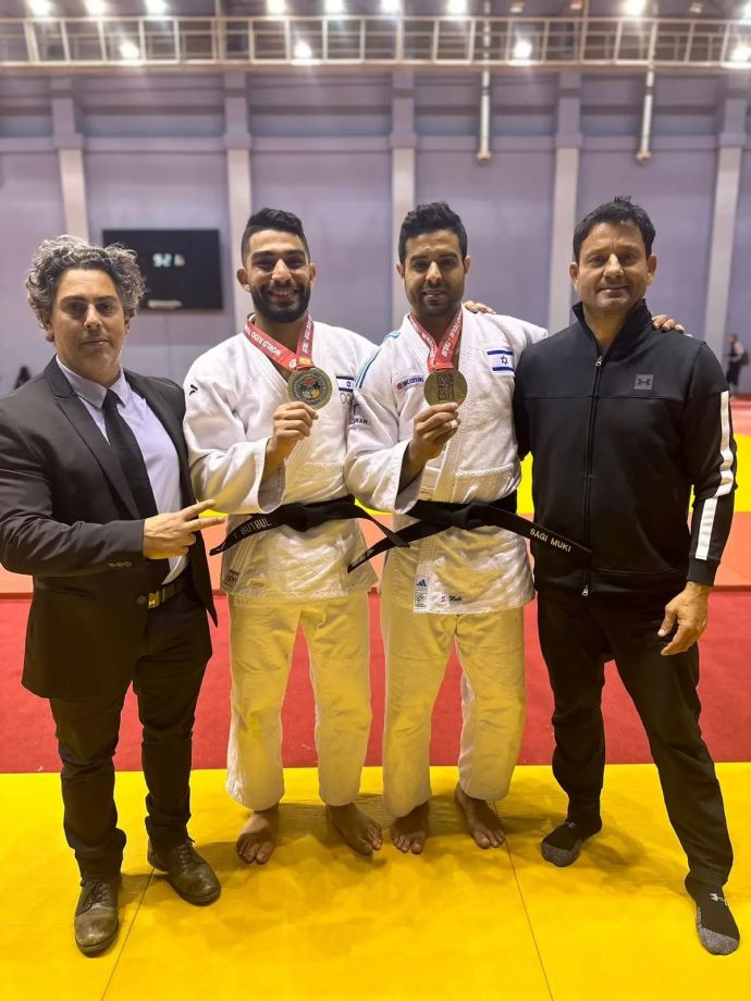 שגיא מוקי, טוהר בוטבול עם מדליות ארד בגרנד סלאם טביליסי, איתם המאמנים אורן סמדג'ה, גיא פוגל