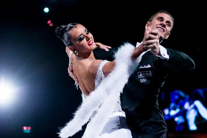 אלופת רוסיה לשעבר בריקודים סלוניים, אנסטסיה גלזונובה (שמאל)