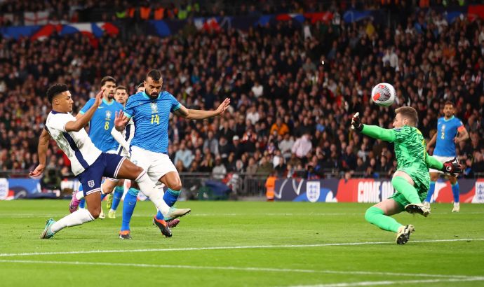 אולי ווטקינס שחקן נבחרת אנגליה מחמיץ מול בנטו שוער נבחרת ברזיל