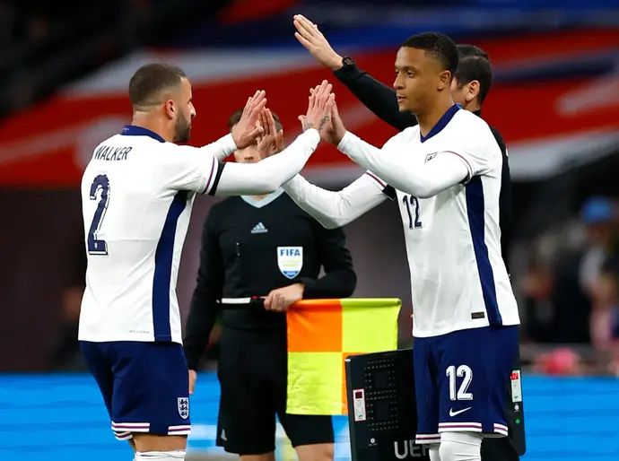 אזרי קונסה מחליף את קייל ווקר במדי נבחרת אנגליה