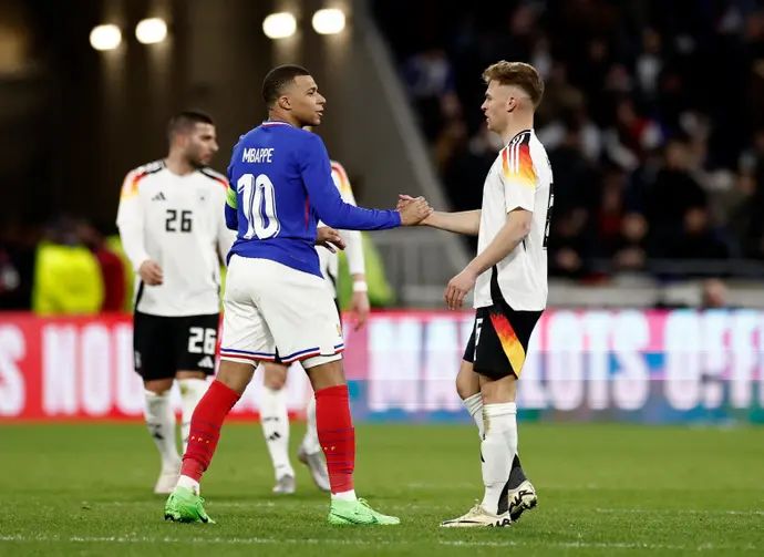 שחקן נבחרת גרמניה יוזואה קימיש מול קיליאן אמבפה, נבחרת צרפת