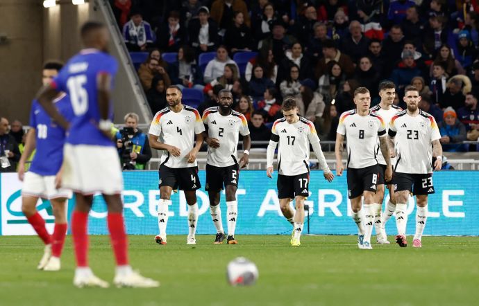 קאי האברץ חוגג עם שחקני נבחרת גרמניה