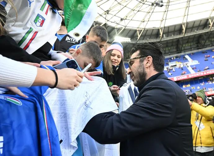 ג'אנלואיג'י בופון שוער נבחרת איטליה לשעבר חותם לאוהדים