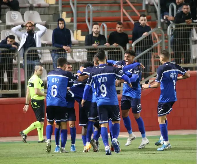 שחקן בית"ר תל אביב בת ים אסף הרשקו חוגג עם פארפה גיאגון