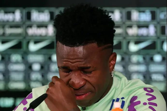 חלוץ ריאל מדריד ונבחרת ברזיל, ויניסיוס ג'וניור, פורץ בבכי כאשר נשאל על הגזענות שהוא חווה