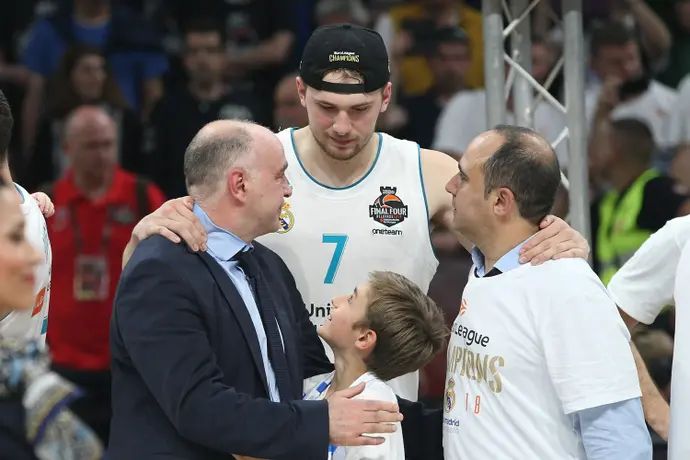 שחקן ריאל מדריד לוקה דונצ'יץ' עם פבלו לאסו