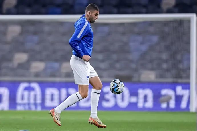 עוביידה חטאב שחקן מכבי פתח תקוה בחימום