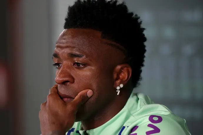 חלוץ ריאל מדריד ונבחרת ברזיל, ויניסיוס ג'וניור, פורץ בבכי כאשר נשאל על הגזענות שהוא חווה