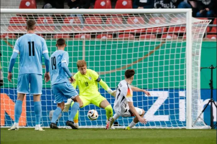 בריאן גרודה שחקן נבחרת גרמניה הצעירה מכניע את ניב אליאסי שוער נבחרת ישראל הצעירה