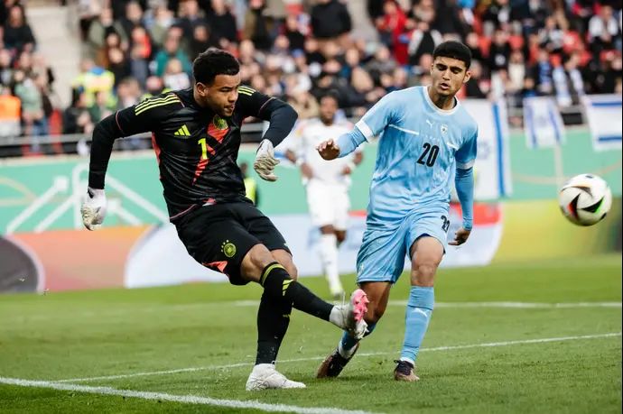 אלעד מדמון שחקן נבחרת ישראל הצעירה מול נואה אטובולו שוער נבחרת גרמניה הצעירה