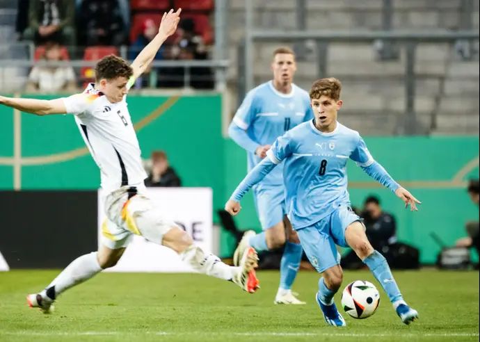 עדי יונה שחקן נבחרת ישראל הצעירה מול אריק מרטל שחקן נבחרת גרמניה הצעירה