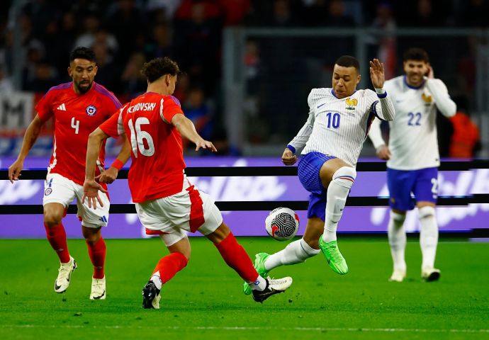 קיליאן אמבפה שחקן נבחרת צרפת מול איגור ליצ'נובסקי שחקן נבחרת צ'ילה