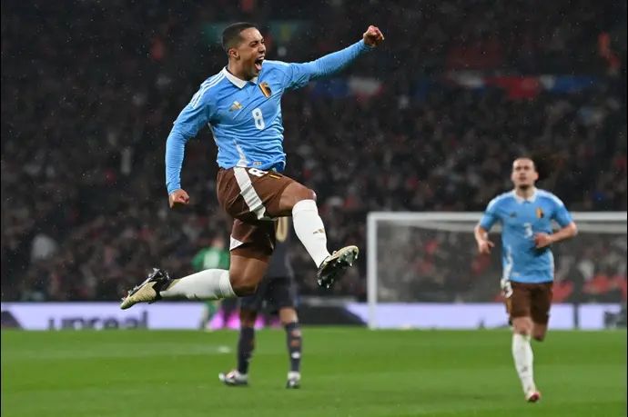 שחקן נבחרת בלגיה יורי טילמאנס חוגג