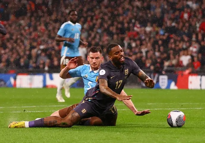 שחקן נבחרת אנגליה אייבן טוני מוכשל על ידי שחקן נבחרת בלגיה יאן ורטונחן