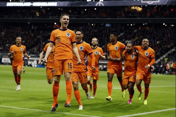 נבחרת הולנד חוגג עם ג'ואי פירמן
