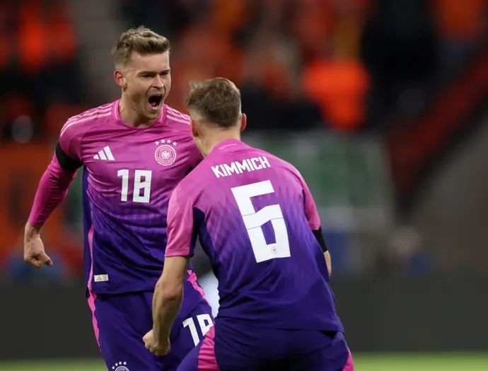 שחקן נבחרת גרמניה מקסימיליאן מידלשטאדט עם יוזואה קימיש