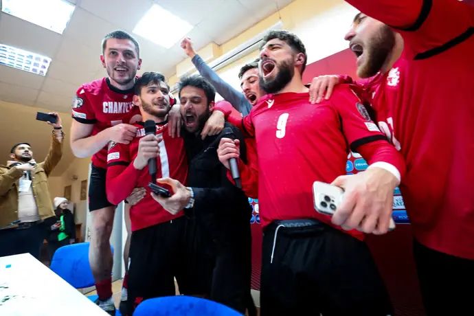 שחקני נבחרת גאורגיה חוגגים במסיבת העיתונאים את ההעפלה ליורו 2024