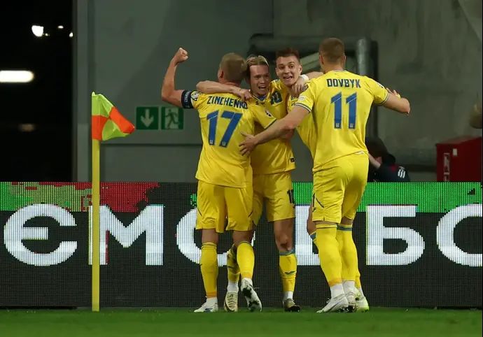 שחקני נבחרת אוקראינה חוגגים עם מיכאילו מודריק