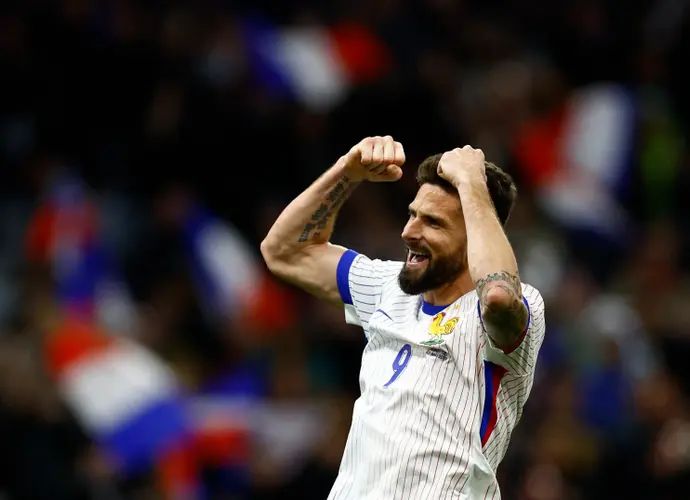 אוליבייה ז'ירו שחקן נבחרת צרפת חוגג שער