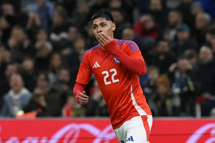 דריו אוסוריו שחקן נבחרת צ'ילה חוגג שער