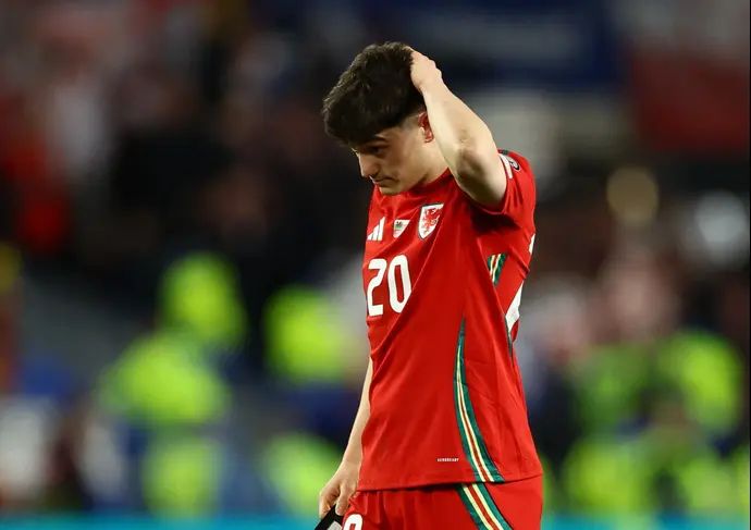 שחקן נבחרת ויילס, דניאל ג'יימס, אחרי החמצת פנדל נגד פולין