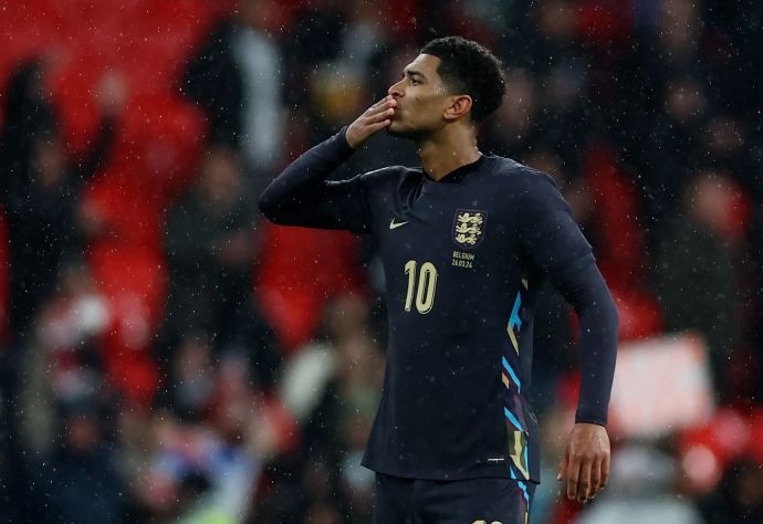 ג'וד בלינגהאם חוגג במדי נבחרת אנגליה