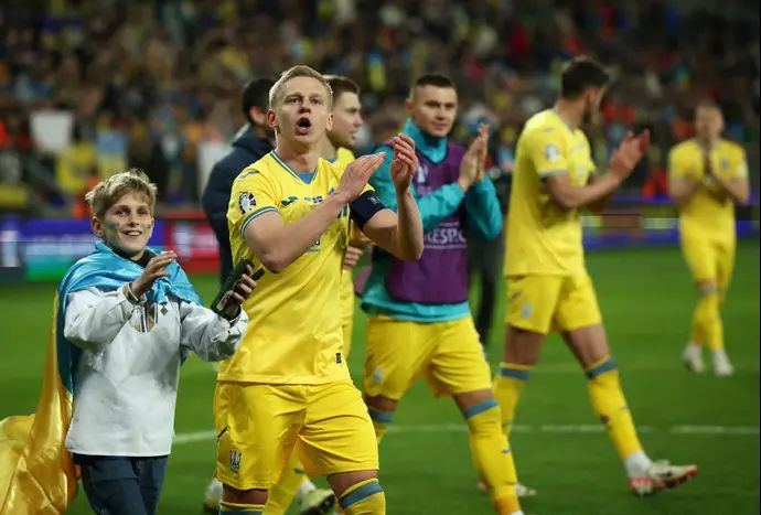 זינצ'נקו ושחקני נבחרת אוקראינה חוגגים אחרי ההעפלה ליורו