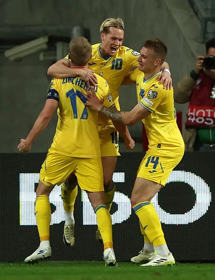 שחקן נבחרת אוקראינה, מיכאילו מודריק, חוגג שער מול איסלנד