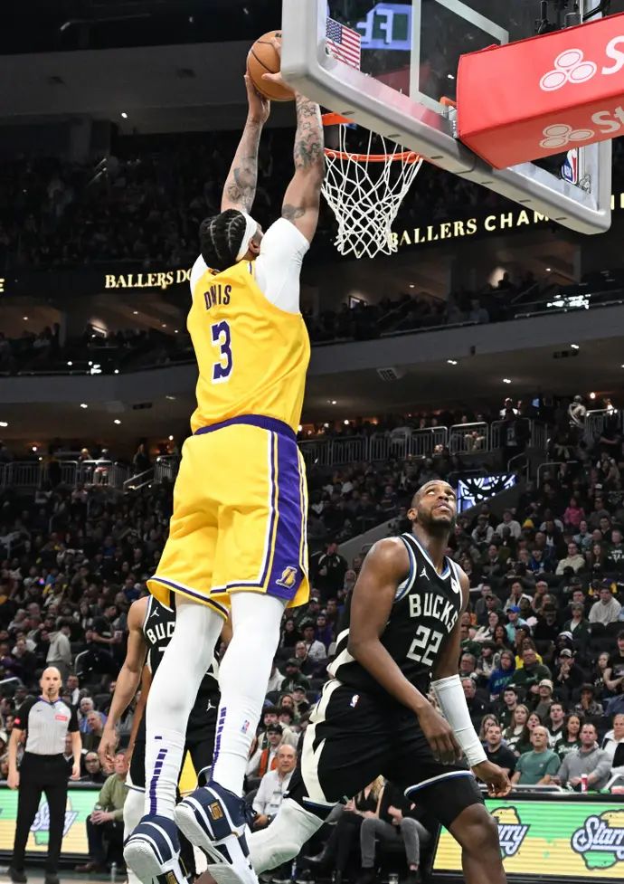 אנתוני דייויס מטביע מעל מילווקי באקס