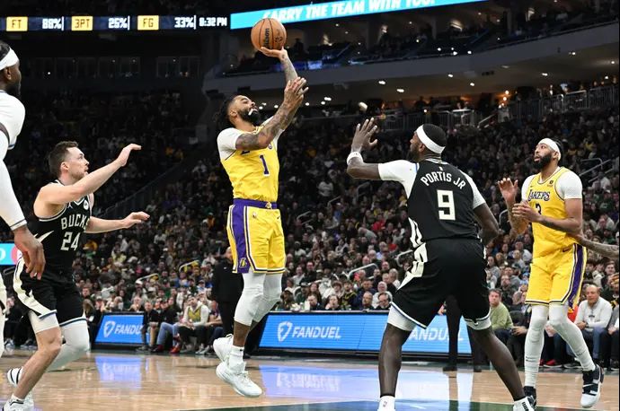 דיאנג'לו ראסל, שחקן לוס אנג'לס לייקרס קולע מול ההגנה של מילווקי