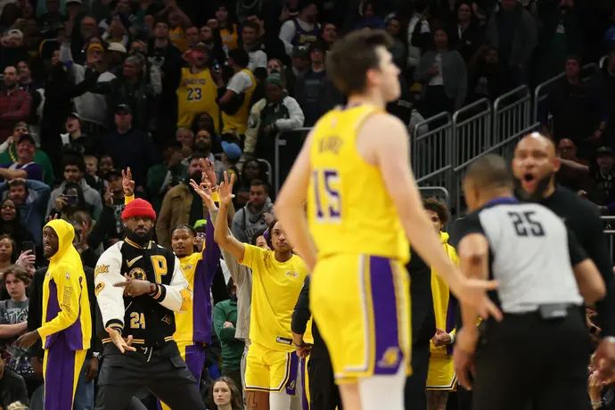 לברון ג'יימס על ספסל לוס אנג'לס לייקרס חוגג