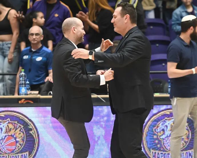 עמית שרף מאמן הפועל חולון לצד גיא גודס מאמן הפועל חיפה