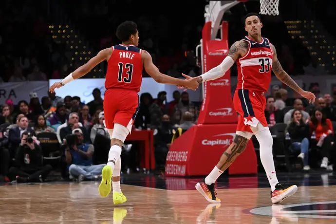 קייל קוזמה לצד ג'ורדן פול במשחק של וושינגטון