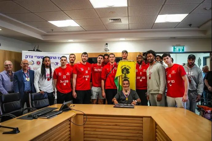 שחקני הפועל ירושלים במחלקת הילדים במרכז הרפואי שערי צדק