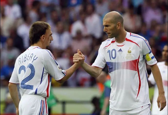 זינדין זידאן לצד פרנק ריברי שחקני נבחרת צרפת לשעבר