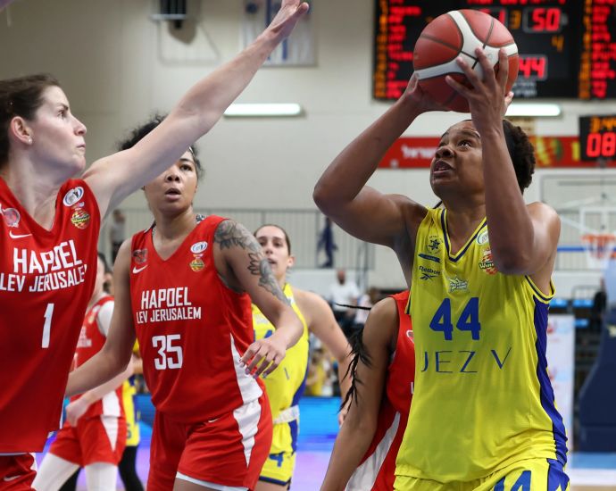 שחקנית מכבי אשדוד קורטני הארט